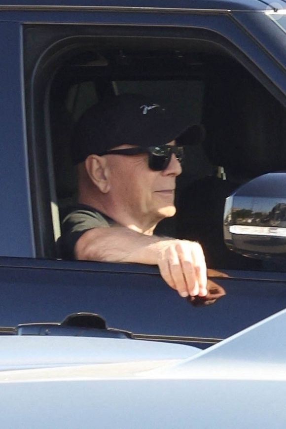 EXCLUSIVITÉ Studio City, Californie. L'acteur retraité Bruce Willis semble de bonne humeur alors qu'il profite d'une balade relaxante dans Studio City avec son garde du corps.  Backgrid USA / Bestimage