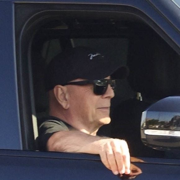 EXCLUSIVITÉ Studio City, Californie. L'acteur retraité Bruce Willis semble de bonne humeur alors qu'il profite d'une balade relaxante dans Studio City avec son garde du corps.  Backgrid USA / Bestimage