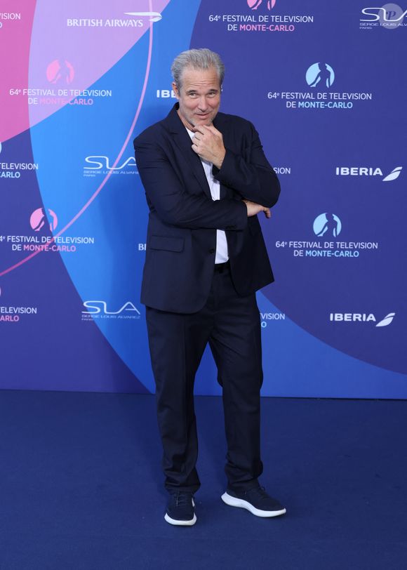En interview, il a déjà avoué avoir au départ vivement refusé.

Fabrice Deville - Cérémonie d'ouverture du 64ème Festival de Télévision de Monte Carlo au Grimaldi Forum de Monaco le 13 juin 2025.
© Denis Guignebourg / Bestimage