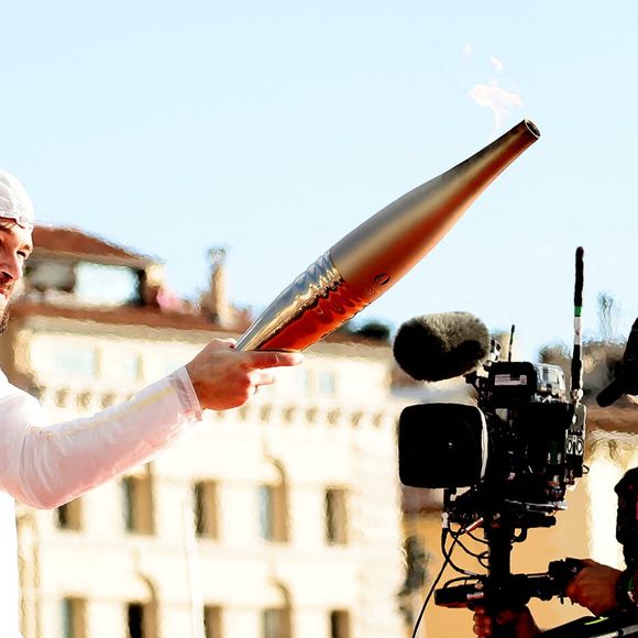 Jul lors de la cérémonie d'arrivée de la flamme olympique au Vieux-Port de Marseille, France, le 8 mai 2024. © Dominique Jacovides/Bestimage