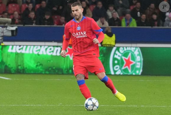 La famille affirme avoir travaillé sans contrat, avec des horaires excessifs et une rémunération insuffisante.

Lucas Hernandez du Paris Saint Germain Lors de la 3ème journée de la Ligue des Champions entre le Bayer 04 Leverkusen et le Paris Saint Germain le 21 octobre 2025 au BayArena de Leverkusen, Allemagne - Photo Laurent Lairys / PSNEWZ