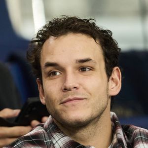 En grandissant ainsi, Théo Curin s'est alors naturellement interrogé et plus particulièrement sur les relations avec les filles.

Théo Curin - Célébrités assistent au match de Ligue des champions entre le PSG et l'Atlético de Madrid au Parc des Princes à Paris le 6 novembre 2024. © Cyril Moreau/Bestimage