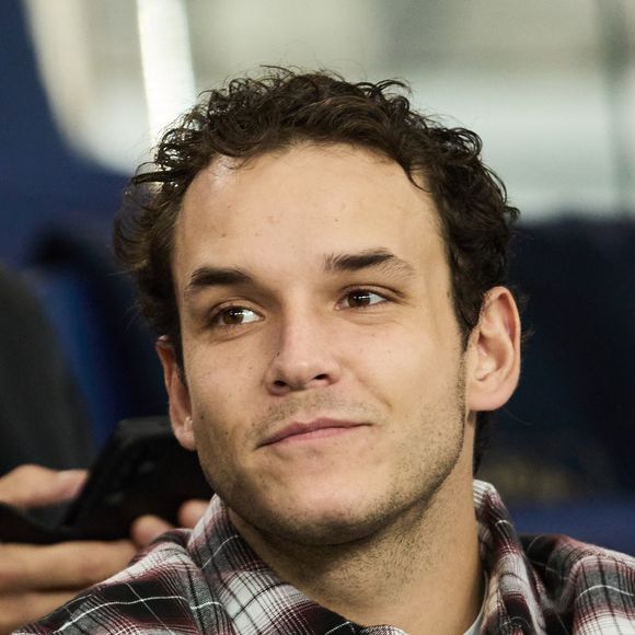 En grandissant ainsi, Théo Curin s'est alors naturellement interrogé et plus particulièrement sur les relations avec les filles.

Théo Curin - Célébrités assistent au match de Ligue des champions entre le PSG et l'Atlético de Madrid au Parc des Princes à Paris le 6 novembre 2024. © Cyril Moreau/Bestimage