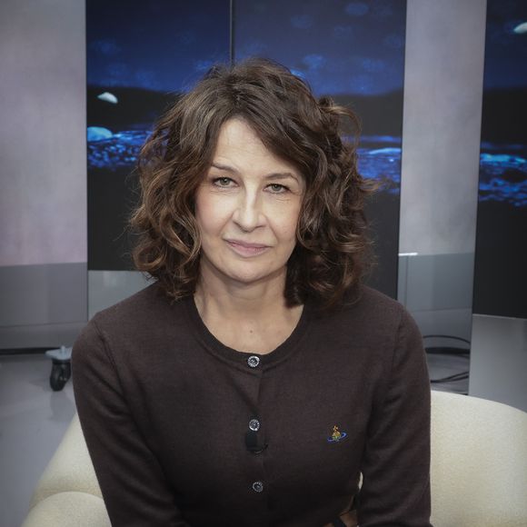 Exclusif - Valérie Lemercier, sur le plateau de Clique (Midi) présenté par M.Achour, et diffusé sur Canal + le 4 novembre 2025, à Paris, France, le 28 octobre 2025. © Jack Tribeca/Bestimage