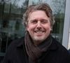 Pour faire comme les autres voyageurs, il avait finalement simulé le dégoût et failli dire "ça pue", alors qu'il ne sait pas ce que cette sensation signifie.

Alex Vizorek à la sortie des studios de RTL à Neuilly-sur-Seine, le 31 mars 2026. © PsnewZ / Bestimage