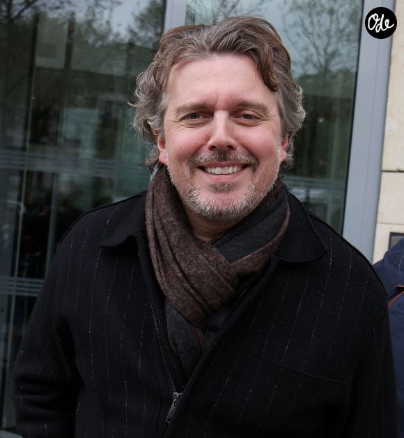 Pour faire comme les autres voyageurs, il avait finalement simulé le dégoût et failli dire "ça pue", alors qu'il ne sait pas ce que cette sensation signifie.

Alex Vizorek à la sortie des studios de RTL à Neuilly-sur-Seine, le 31 mars 2026. © PsnewZ / Bestimage