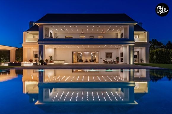 L’ancienne propriété de Ben Affleck et Jennifer Lopez à Beverly Hills s’étend sur près de deux hectares. La résidence compte 12 chambres, 24 salles de bains, une piscine à débordement, un vaste complexe sportif et un garage pouvant accueillir 12 voitures. Crédit photo : Simon Berlyn.