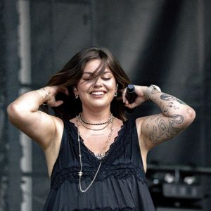 Louane se produit sur la scène du festival "Printemps de Pérouges" au château de Saint-Maurice-de-Rémens (01 - France) le 28/06/2026. © Sandrine Thesillat/Psnewz/Bestimage