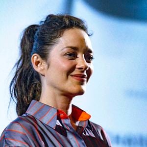 L’actrice reconnaît être déstabilisée par son exposition médiatique aussi précoce.

Marion Cotillard lors de la présentation du film "Karma" de G. Canet au Pathé Bellecour lors de la 18ème édition du festival Lumières à Lyon le 14 octobre 2026. © Sandrine Thesillat / PsnewZ / Bestimage