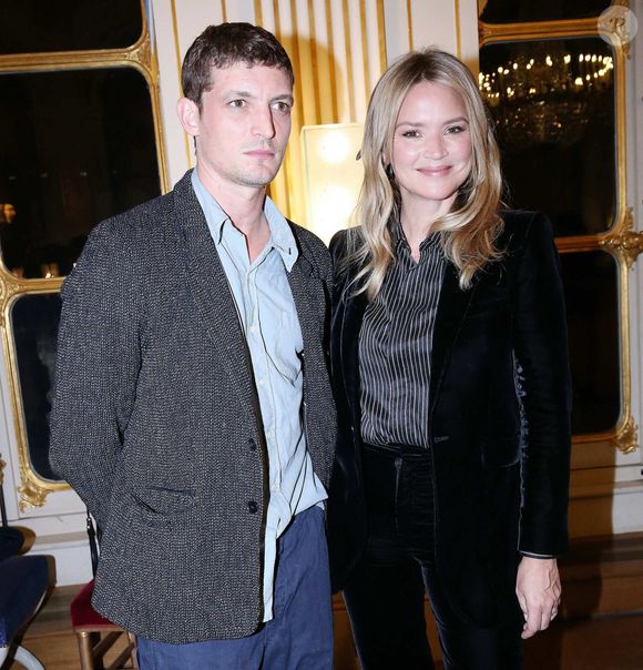 Virginie Efira, avec son compagnon Niels Schneider reçoit le French Cinema Award lors d’une cérémonie au ministère de La Culture à Paris le 12 janvier 2023. © Jonathan Rebboah / Panoramic / Bestimage