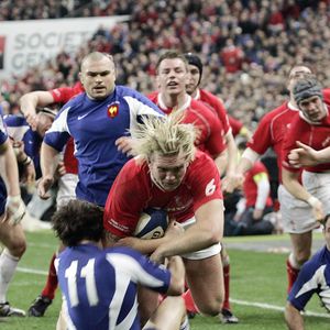 Le flanker du Pays de Galles Alix Popham marque le premier essai lors du match RBS 6 Nations, France contre Pays de Galles au Stade de France, à Saint Denis, près de Paris, France, le 24 février 2007. La France s'est imposée 32-21. Photo by Gouhier-Taamalah/Cameleon/ABACAPRESS.COM
