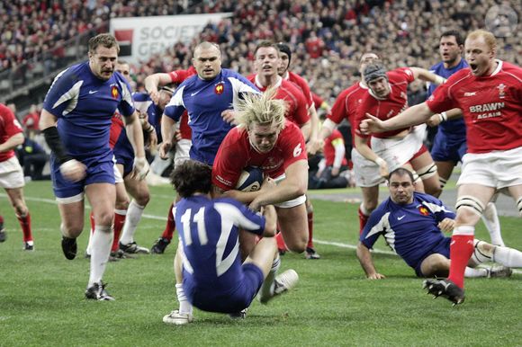 Le flanker du Pays de Galles Alix Popham marque le premier essai lors du match RBS 6 Nations, France contre Pays de Galles au Stade de France, à Saint Denis, près de Paris, France, le 24 février 2007. La France s'est imposée 32-21. Photo by Gouhier-Taamalah/Cameleon/ABACAPRESS.COM