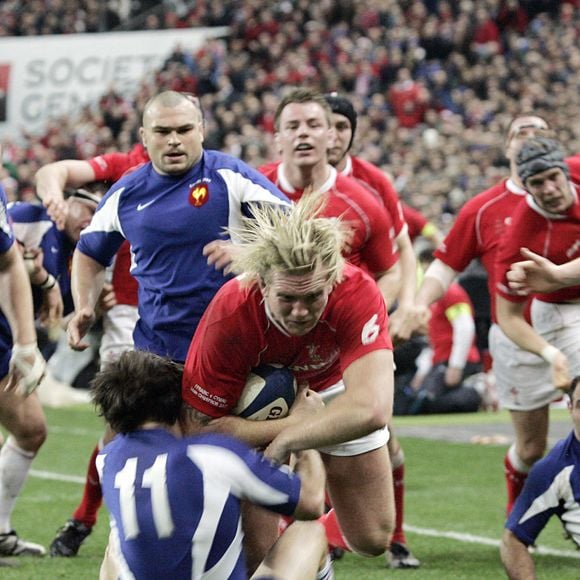 Le flanker du Pays de Galles Alix Popham marque le premier essai lors du match RBS 6 Nations, France contre Pays de Galles au Stade de France, à Saint Denis, près de Paris, France, le 24 février 2007. La France s'est imposée 32-21. Photo by Gouhier-Taamalah/Cameleon/ABACAPRESS.COM