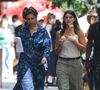 Mère et fille ont été vues côte à côte en pleine balade dans Manhattan, entre deux prises...

Katie Holmes et Suri Cruise ont été aperçues marchant ensemble sur le tournage de "Happy Hours" à New York, avant que Katie ne commence à tourner. 7 août 2025 © Backgrid USA / Bestimage