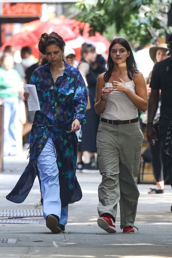 Mère et fille ont été vues côte à côte en pleine balade dans Manhattan, entre deux prises...

Katie Holmes et Suri Cruise ont été aperçues marchant ensemble sur le tournage de "Happy Hours" à New York, avant que Katie ne commence à tourner. 7 août 2025 © Backgrid USA / Bestimage
