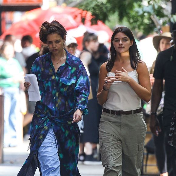 Mère et fille ont été vues côte à côte en pleine balade dans Manhattan, entre deux prises...

Katie Holmes et Suri Cruise ont été aperçues marchant ensemble sur le tournage de "Happy Hours" à New York, avant que Katie ne commence à tourner. 7 août 2025 © Backgrid USA / Bestimage