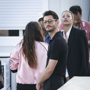 Exclusif - Anaïs Demoustier (enceinte), Pierre Niney et sa compagne Natasha Andrews - Plateau de l'émission "C à vous" lors du 77ème Festival International du Film de Cannes le 23 mai 2024. © Jack Tribeca / Bestimage  No Web - Belgique et Suisse