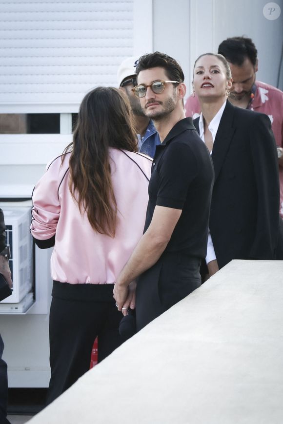 Exclusif - Anaïs Demoustier (enceinte), Pierre Niney et sa compagne Natasha Andrews - Plateau de l'émission "C à vous" lors du 77ème Festival International du Film de Cannes le 23 mai 2024. © Jack Tribeca / Bestimage  No Web - Belgique et Suisse