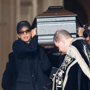 “Je trouve étrange que les médias ne soient pas plus sensibles que cela”, conclut Maïwenn

Maïwenn porte le cercueil de Jean-Yves Le Fur sous les applaudissements - Sortie des obsèques de Jean-Yves Le Fur en l'église Saint-Roch à Paris, le 6 avril 2024. 
© Jacovides / Moreau / Bestimage