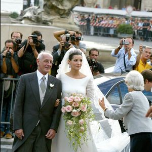 La robe de la princesse était signée Valentino Garavani et cachait un sacré secret

Clotilde Courau et son père - Mariage du prince Emmanuel-Philibert de Savoie et de Clotilde Courau à la basilique Sainte-Marie-des-Anges à Rome le 25 septembre 2003  © AGENCE / BESTIMAGE