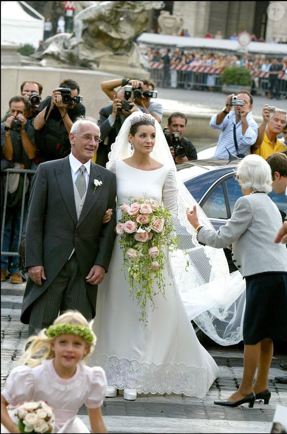 La robe de la princesse était signée Valentino Garavani et cachait un sacré secret Clotilde Courau et son père - Mariage du prince Emmanuel-Philibert de Savoie et de Clotilde Courau à la basilique Sainte-Marie-des-Anges à Rome le 25 septembre 2003 © AGENCE / BESTIMAGE