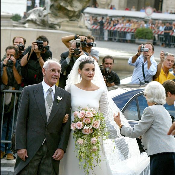 La robe de la princesse était signée Valentino Garavani et cachait un sacré secret

Clotilde Courau et son père - Mariage du prince Emmanuel-Philibert de Savoie et de Clotilde Courau à la basilique Sainte-Marie-des-Anges à Rome le 25 septembre 2003  © AGENCE / BESTIMAGE