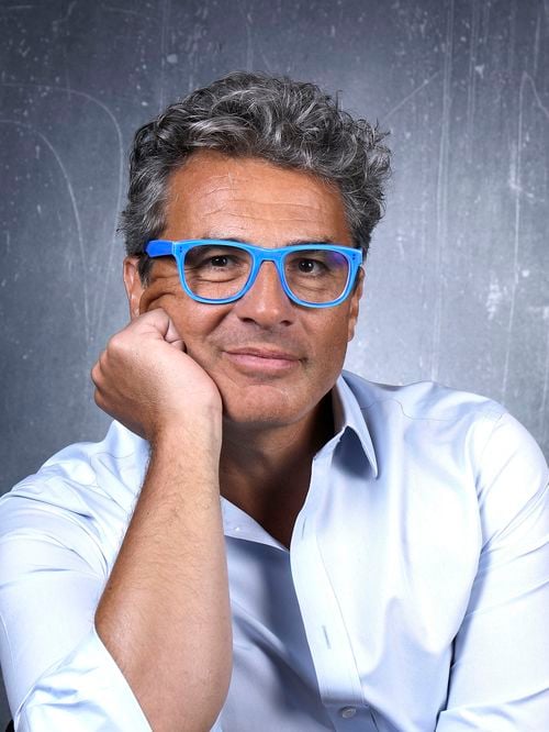 Julien Cohen bientôt papa à 60 ans : il attend son 4e enfant avec sa compagne Mélanie, de 20 ans sa cadette