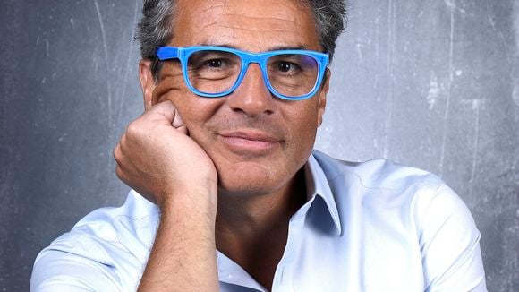 Julien Cohen bientôt papa à 60 ans : il attend son 4e enfant avec sa compagne Mélanie, de 20 ans sa cadette