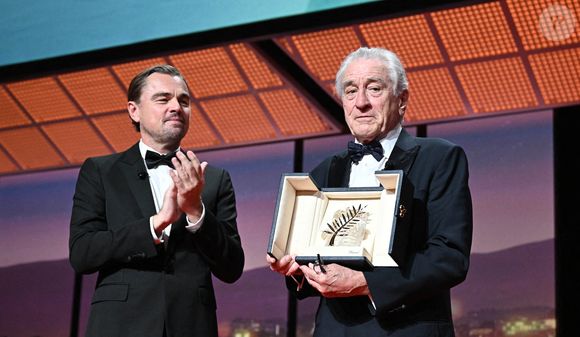 Robert De Niro reçoit une Palme d'Or honorifique des mains de Leonardo DiCaprio et sont vus sur scène lors de la cérémonie d'ouverture du 78ème Festival de Cannes annuel au Palais de Festival le 13 mai 2025 à Cannes, France. Photo par David Niviere/ABACAPRESS.COM
