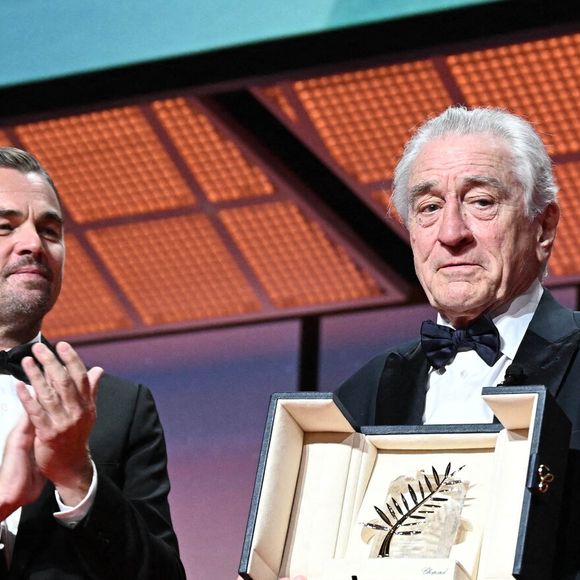 Robert De Niro reçoit une Palme d'Or honorifique des mains de Leonardo DiCaprio et sont vus sur scène lors de la cérémonie d'ouverture du 78ème Festival de Cannes annuel au Palais de Festival le 13 mai 2025 à Cannes, France. Photo par David Niviere/ABACAPRESS.COM