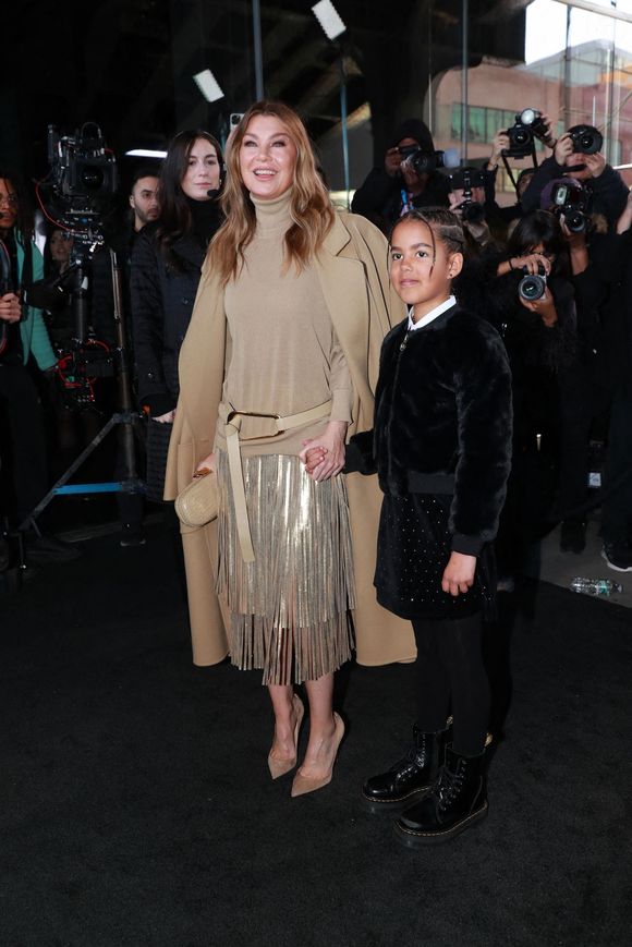 L’actrice est aussi productrice exécutive du projet, qu’elle développe via sa société Calamity Jane.

Ellen Pompeo et sa fille au défilé de mode prêt-à-porter automne-hiver 2023/2024 "Michael Kors" lors de la fashion week de New York le 15 février 2023.
© Backgrid USA / Bestimage