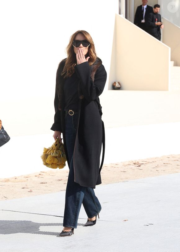 Carla Bruni aux arrivées du défilé Christian Dior Collection Femme Prêt-à-Porter Printemps/Eté 2026 lors de la Fashion Week de Paris (PFW), dans le Jardin des Tuileries, à Paris, France, le 1er octobre 2025. © Delpech-Guignebourg/Bestimage