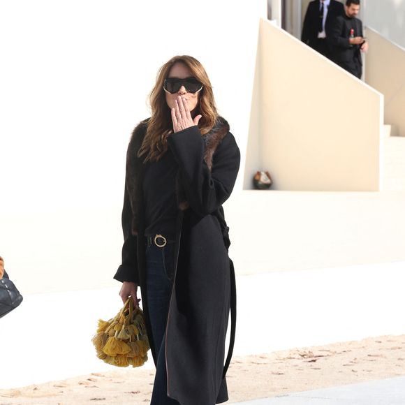 Carla Bruni aux arrivées du défilé Christian Dior Collection Femme Prêt-à-Porter Printemps/Eté 2026 lors de la Fashion Week de Paris (PFW), dans le Jardin des Tuileries, à Paris, France, le 1er octobre 2025. © Delpech-Guignebourg/Bestimage