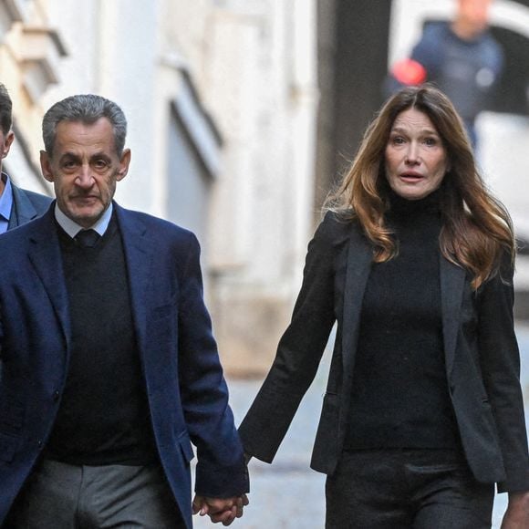 Ce mardi, Nicolas Sarkozy a été incarcéré à la prison de la Santé, à Paris, devenant le premier ancien président de la Ve République à être écroué.

Nicolas Sarkozy, accompagné de sa femme Carla Bruni, sort de son domicile pour être incarcéré à la prison de La Santé à Paris, France où il purgera une peine de cinq ans de prison. © Bestimage