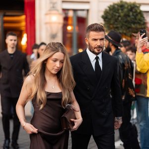 David Beckham et sa fille Harper Seven sortent de l'hôtel La Réserve Paris - Hotel and Spa pour se rendre au défilé de Victoria en marge de la Fashion Week de Paris (PFW), à Paris, France, le 7 mars 2025. © Tiziano da Silva/Bestimage