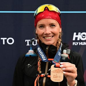 Malgré la douleur, Amandine Petit est surtout très marquée par l'ambiance et la chaleur humaine de l'événement. "Le paysage était magnifique, cette sororité, la solidarité, les gens étaient incroyablement gentils... J'ai croisé plein de sourires, alors que c'était si dur !" s'est-elle réjouie.

Amandine Petit (9 heures et 3 minutes) à l'arrivée de la course MCC (40 kms) de l'UTMB (Ultra Trail du Mont Blanc) à Chamonix le 24 août 2026.

© Romain Doucelin / Bestimage