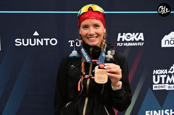Malgré la douleur, Amandine Petit est surtout très marquée par l'ambiance et la chaleur humaine de l'événement. "Le paysage était magnifique, cette sororité, la solidarité, les gens étaient incroyablement gentils... J'ai croisé plein de sourires, alors que c'était si dur !" s'est-elle réjouie.

Amandine Petit (9 heures et 3 minutes) à l'arrivée de la course MCC (40 kms) de l'UTMB (Ultra Trail du Mont Blanc) à Chamonix le 24 août 2026.

© Romain Doucelin / Bestimage