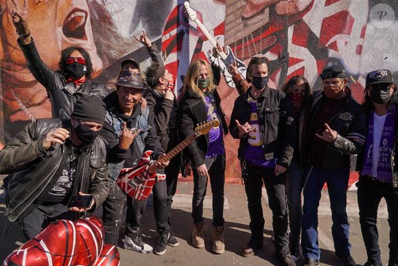 Taime Downe (Faster Pussycat), Gilby Calrg (Guns N Roses), Doug Aldrich (Whitesnake) et Marq Torien ( Bullet Boys) - L'artiste Robert Vargas inaugure sa fresque en hommage au guitariste disparu Eddie Van Halen au Guitar Center de West Hollywood le 26 janvier 2021. Backgrid USA / Bestimage