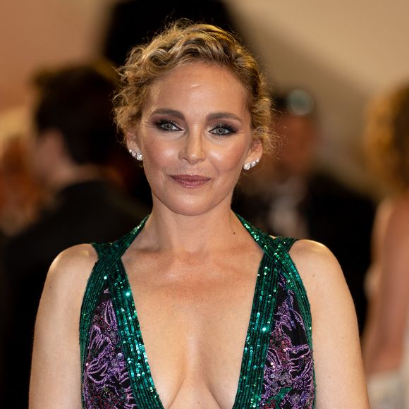 Claire Keim fête ses 50 ans après plus de deux décennies de carrière entre musique, cinéma et télévision.

Claire Keim (Charlotte Tilbury pour le maquillage, Dessange pour la coiffure, Bijoux Boucheron, Robe Elie Saab, Chaussures Jimmy Choo) - Montée des marches du film « Stars At Noon » lors du 75ème Festival International du Film de Cannes.
© Cyril Moreau / Bestimage