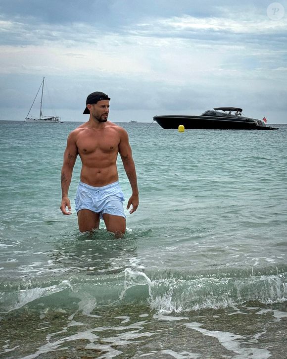 Julien Backer sur une plage à Ramatuelle le 8 août 2025 © Instagram