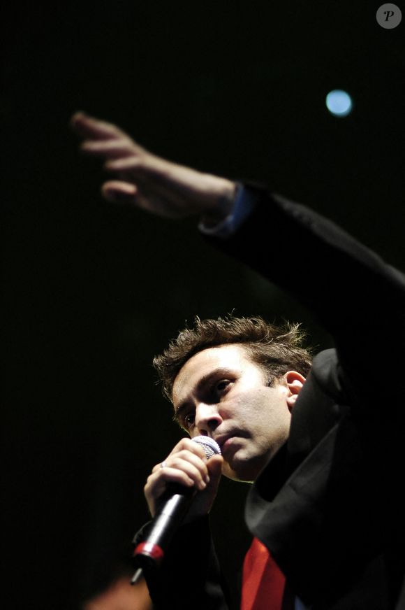 Le chanteur français Saez se produit sur scène lors du 7ème festival de musique Solidays, qui se tient à Longchamp près de Paris, France, le 9 juillet 2005. Photo by DS/ABACAPRESS.COM