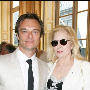 Exclusif- Sylvie Vartan et son fils David Hallyday - Cyril Viguier élevé au rang de Chevalier de l'ordre national du mérite à Matignon le 3 juin 2009.
Bestimage