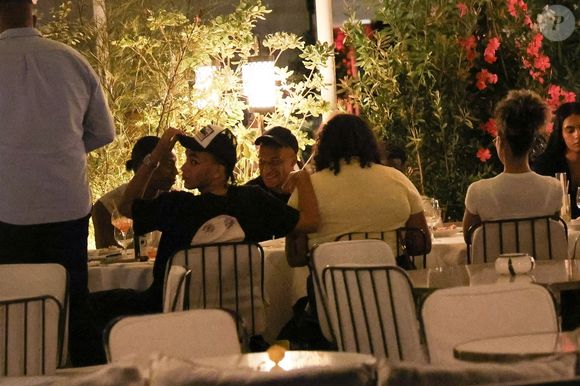 Selon les clichés capturés ce soir-là, le joueur est resté attablé de 21h à 1h du matin, entouré de son frère Ethan, de quelques amis...

Paris, FRANCE Le footballeur français Kylian Mbappé passe la soirée avec des amis et deux mystérieuses femmes au restaurant Loulou à Paris. La star du football est restée dehors de 21 heures à 1 heure du matin !