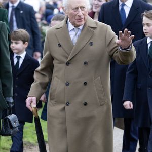 Après des mois difficiles et un combat qui continue contre le cancer, le roi Charles III a choisi un lieu symbolique pour prendre la parole. 

Le roi Charles III d'Angleterre - La famille royale britannique se rend à la messe de Noël à Sandringham le 25 décembre 2024.