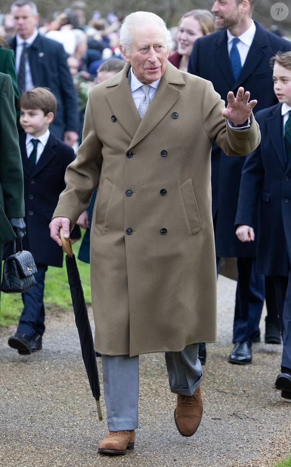 Après des mois difficiles et un combat qui continue contre le cancer, le roi Charles III a choisi un lieu symbolique pour prendre la parole. 

Le roi Charles III d'Angleterre - La famille royale britannique se rend à la messe de Noël à Sandringham le 25 décembre 2024.