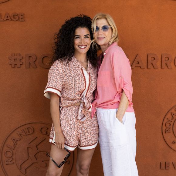 Sabrina Ouazani et Michèle Laroque au village lors des Internationaux de France de Tennis de Roland Garros 2025. Paris, le 30 mai 2025. 
© Moreau / Jacovides / Bestimage
