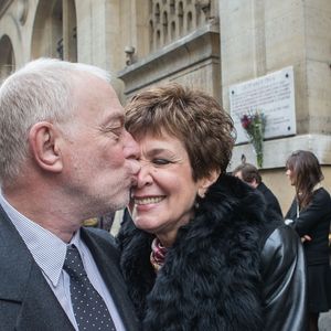 Exclusif - Le bisou des maries - Catherine Laborde a épousé son compagnon de longue date Thomas Stern, publicitaire, samedi 9 novembre 2013 a la mairie du 2e arrondissement de Paris, en présence de ses amis les plus proches.