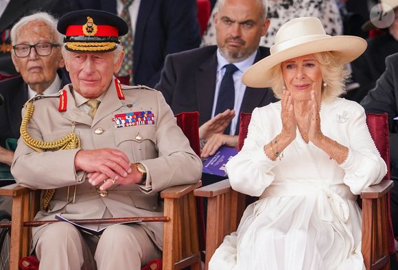 Le roi Charles III d'Angleterre et Camilla Parker Bowles, reine consort d'Angleterre, assistent à la cérémonie du souvenir pour commémorer le 80ème anniversaire du Jour de la Victoire sur le Japon, le 15/08/2025 © Paul Edwards/WPA-Pool/ Julien Burton via Bestimage