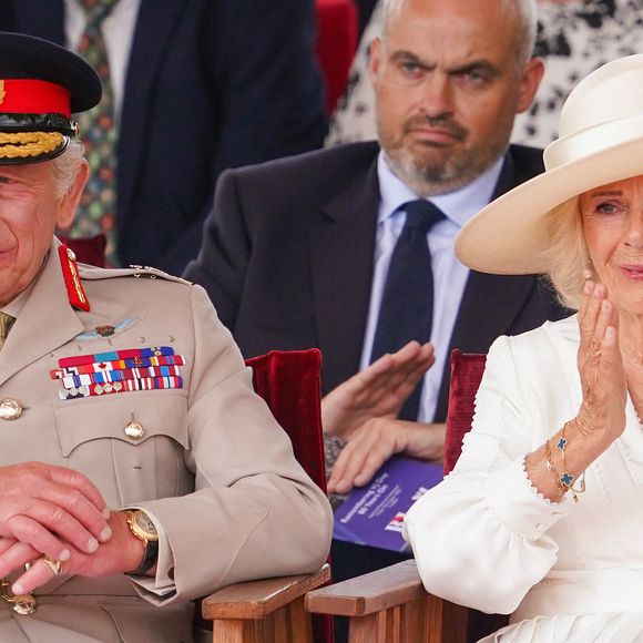 Le roi Charles III d'Angleterre et Camilla Parker Bowles, reine consort d'Angleterre, assistent à la cérémonie du souvenir pour commémorer le 80ème anniversaire du Jour de la Victoire sur le Japon, le 15/08/2025 © Paul Edwards/WPA-Pool/ Julien Burton via Bestimage