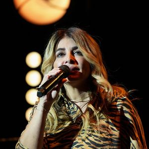 Eve Gilles a également reçu le soutien de Julie Zenatti. 
Exclusif - Julie Zenatti - 11ème édition de la "Nuit de la déprime" aux Folies Bergère à Paris le 6 octobre 2026. © Anne-Sophie Guebey / Bestimage